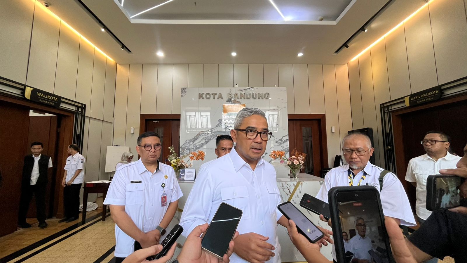 Pemkot Bandung memperketat disiplin ASN saat WFH melalui sistem digital dan aplikasi presensi Gercep Mobile. Pengawasan dilakukan sepanjang hari untuk menjaga kinerja tetap optimal.
