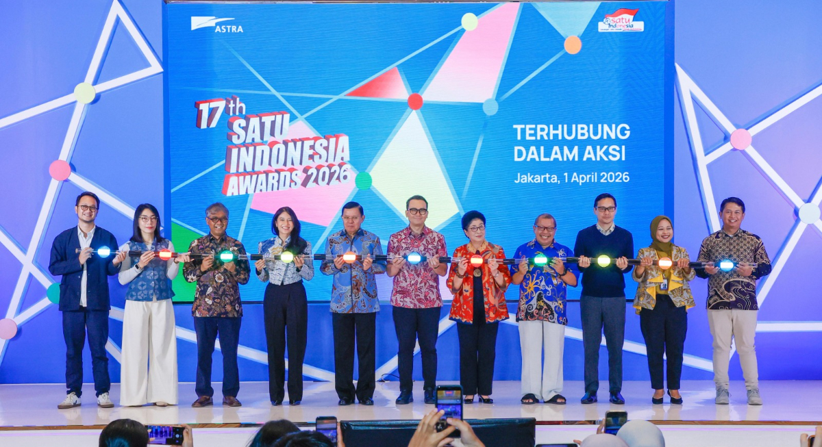 Seremoni Kick-Off 17th SATU Indonesia Awards 2026 oleh dewan juri 17th SATU Indonesia Awards 2026, Chief of Corporate Affairs Astra Boy Kelana Soebroto (tengah), Head of Brand Communications Astra Yudha Prasetya (kiri), dan Penerima Apresiasi SATU Indonesia Awards Tahun 2013 sekaligus Fasilitator Desa Sejahtera Astra Mekanira, Purbalingga, Jawa Tengah, Rizki Dwi Rahmawan (kanan), pada hari ini (1/4).