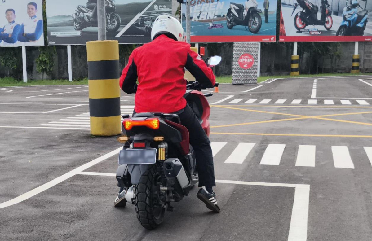 Pahami Fungsi Lampu Hazard, Hindari Penggunaan yang Tidak Tepat Saat Berkendara