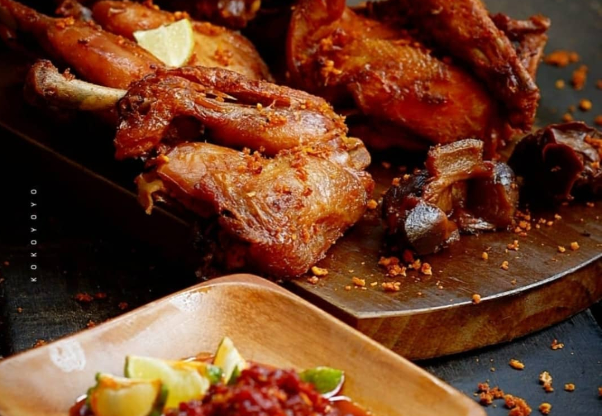 ayam goreng enak di bandung, ayam goreng nikmat panaitan. foto: ig@maskokoyo