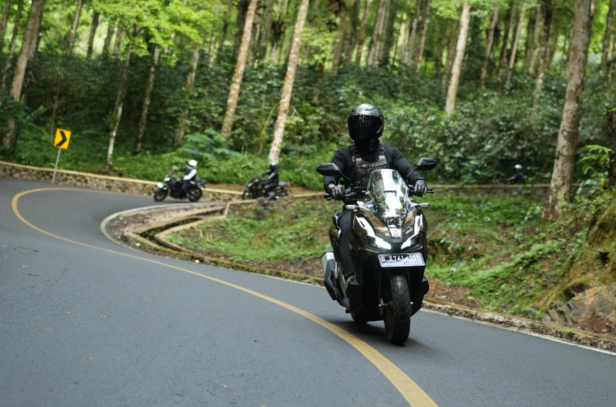 Hindari Menarik Gas Saat Menahan Motor di Tanjakan