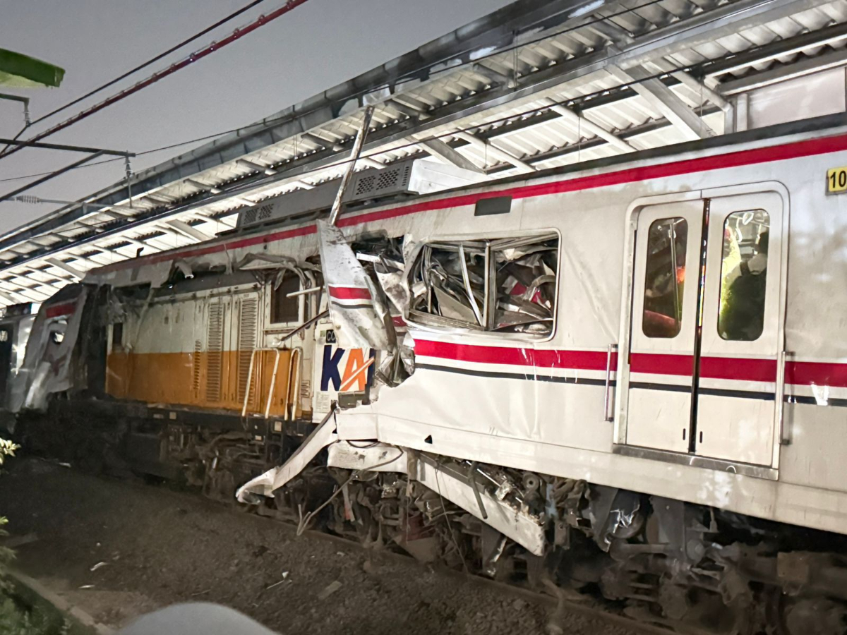 Tabrakan KA Argo Bromo Anggrek dan KRL terjadi di Bekasi Timur. Penumpang dievakuasi dan sejumlah korban mengalami luka.