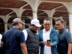 General Manager Region Network Operations and Productivity Jawa Barat Telkomsel, Danny Agus Triawan (dua dari kanan) bersama Vice President Area Network Operations Jabotabek Jabar Telkomsel, Iswandi (tiga dari kanan) saat meninjau kondisi jaringan di Masjid Agung Sumedang.