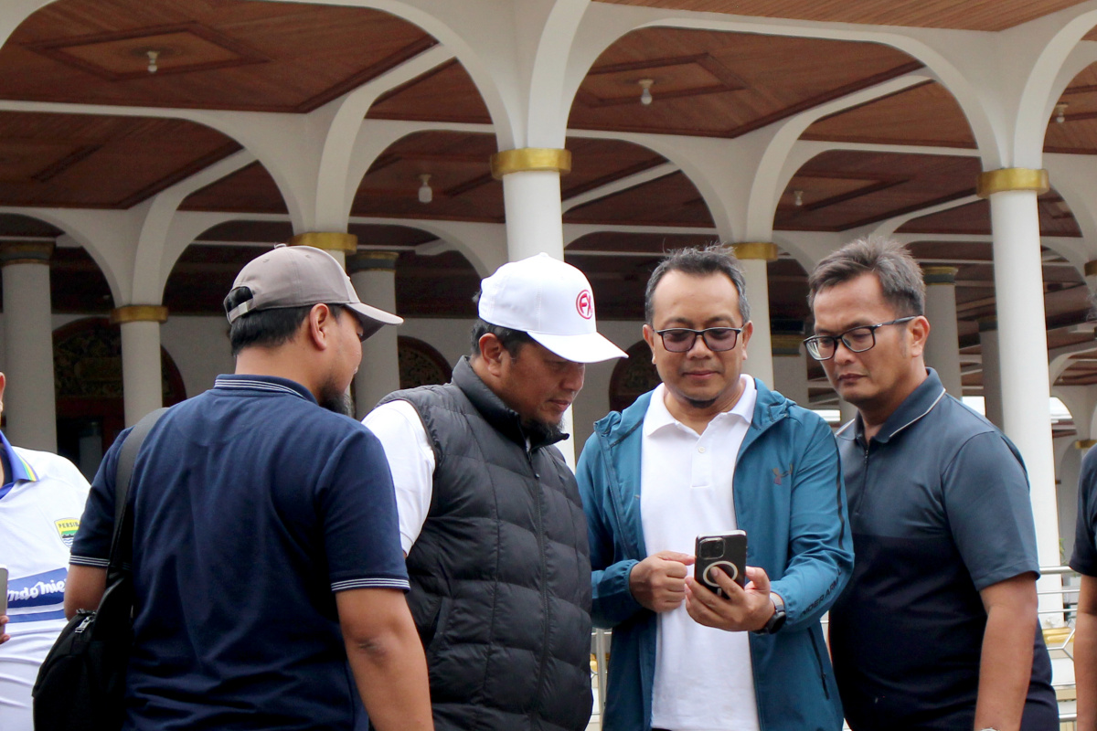 Subteks foto bisa menggunakan referensi berikut:General Manager Region Network Operations and Productivity Jawa Barat Telkomsel, Danny Agus Triawan (dua dari kanan) bersama Vice President Area Network Operations Jabotabek Jabar Telkomsel, Iswandi (tiga dari kanan) saat meninjau kondisi jaringan di Masjid Agung Sumedang.