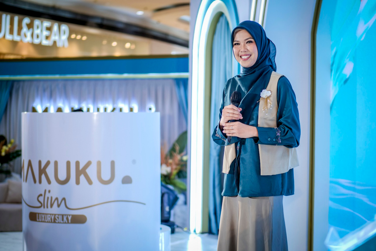 Titi Nurmalasari selaku Head of Communications Lucky Mom Indonesia secara simbolis melakukan peluncuran MAKUKU Slim Luxury Silk