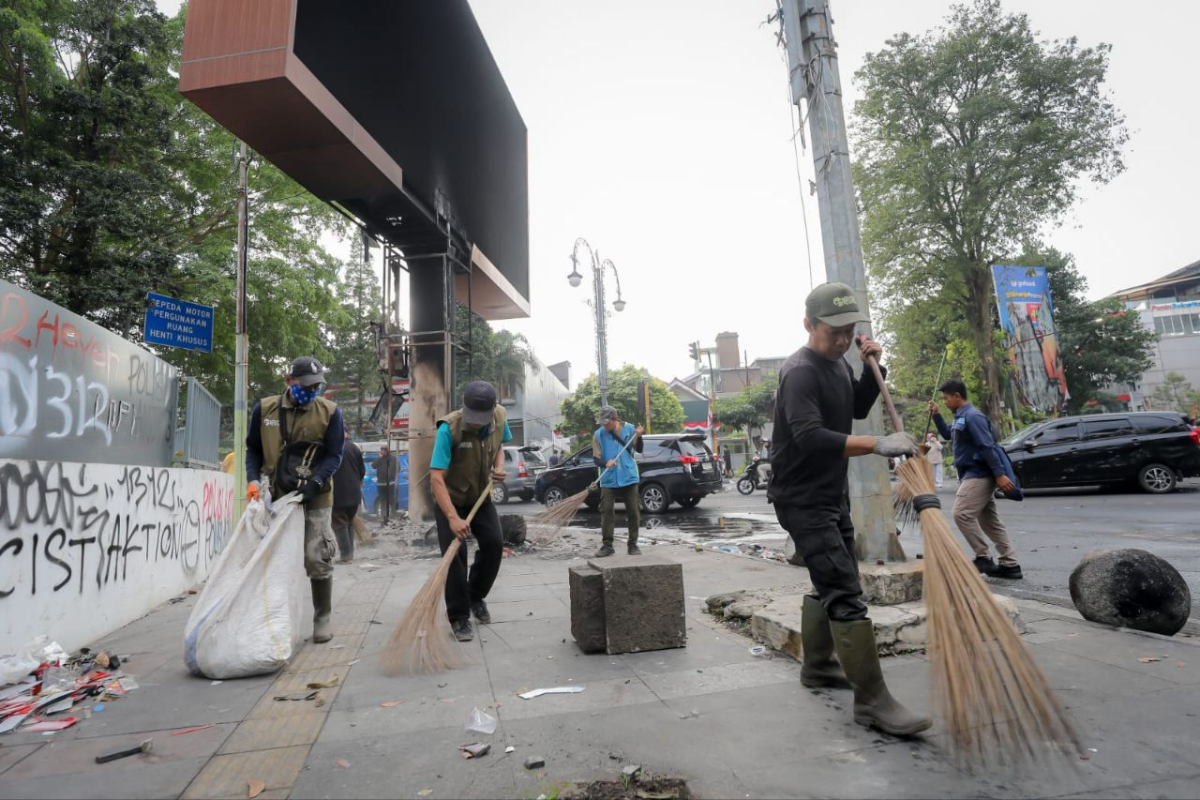 Bandung Ricuh Usai May Day 2026, Lampu Lalu Lintas dan Fiber Optik Rusak Parah