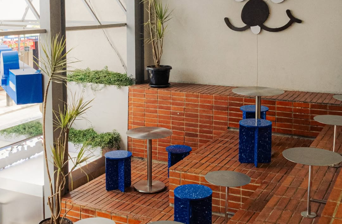 Rekomendasi tempat ngopi 24 jam di Bandung lengkap dengan alamat, harga menu, dan cafe cozy untuk nongkrong sampai pagi.