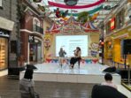 Apotek Parahyangan Suite bersama BeautyLatory menggelar talkshow Kosmetik Anak vs Kosmetik Keluarga di PVJ Bandung untuk mengedukasi orang tua memilih skincare yang aman bagi anak.