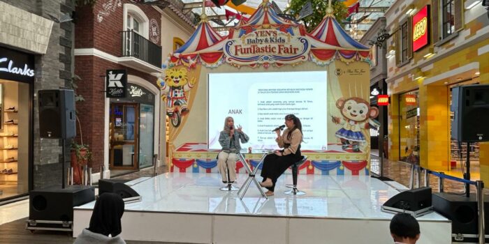 Apotek Parahyangan Suite bersama BeautyLatory menggelar talkshow Kosmetik Anak vs Kosmetik Keluarga di PVJ Bandung untuk mengedukasi orang tua memilih skincare yang aman bagi anak.