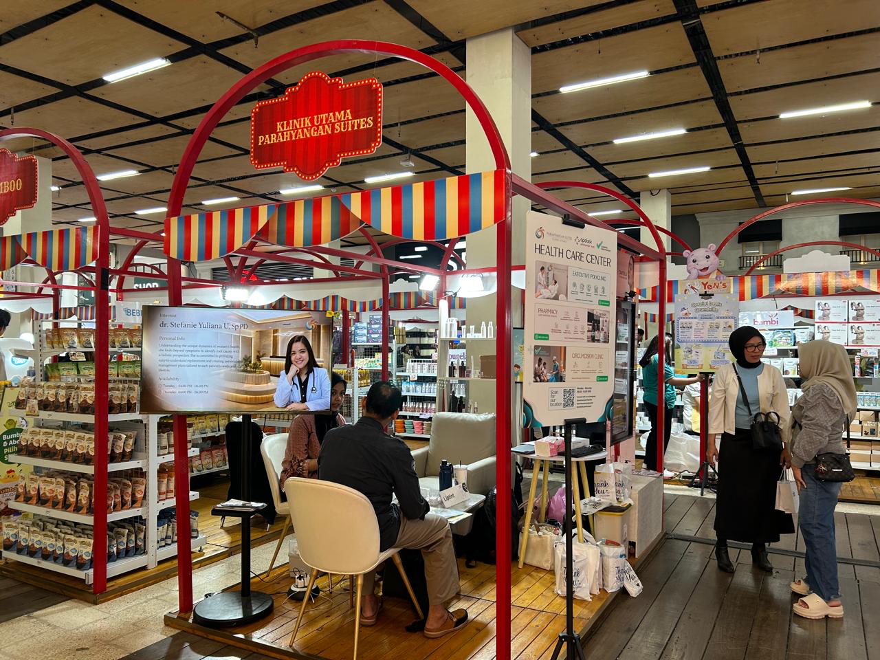 Apotek Parahyangan Suite bersama BeautyLatory menggelar talkshow Kosmetik Anak vs Kosmetik Keluarga di PVJ Bandung untuk mengedukasi orang tua memilih skincare yang aman bagi anak.