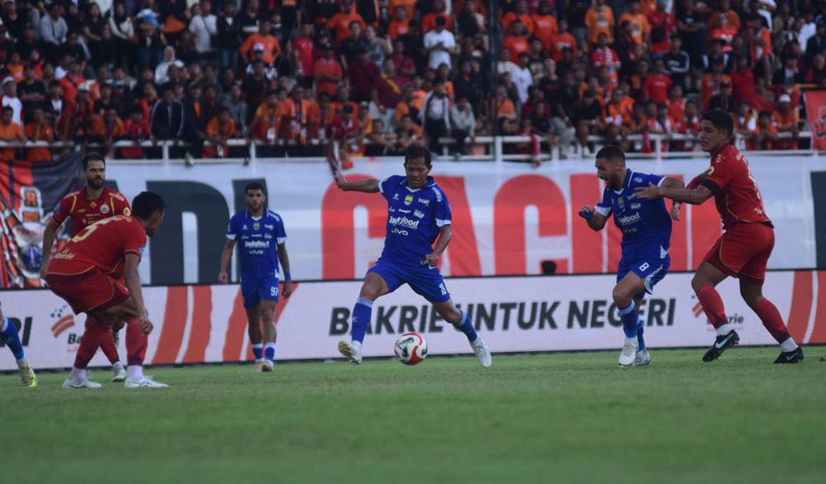 Hasil Akhir Persija vs Persib berakhir 2-1 untuk kemenangan Maung Bandung lewat dua gol Adam Alis di Stadion Segiri Samarinda.