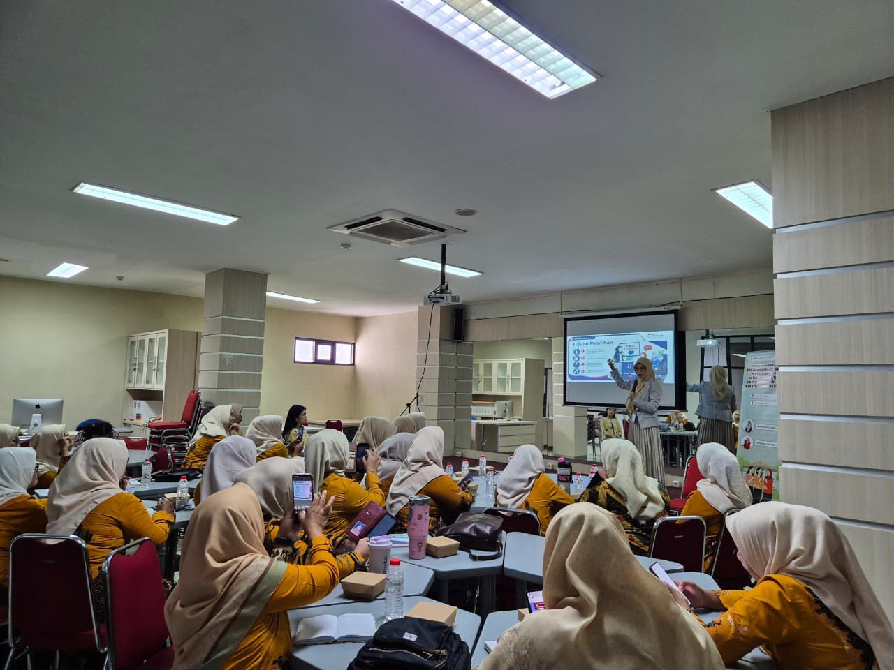 Telkom University Gelar Pelatihan Public Speaking untuk Tingkatkan Kepercayaan Diri Anggota PKK Bojongsoang