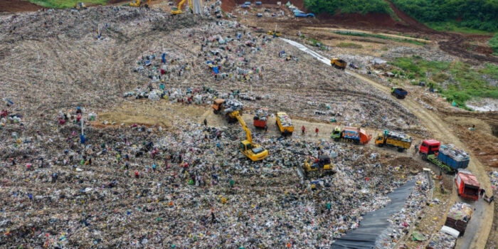 Pemkot Bandung siapkan terobosan baru untuk mengatasi sampah melalui mesin pengolah, edukasi warga dan fasilitas terpadu.