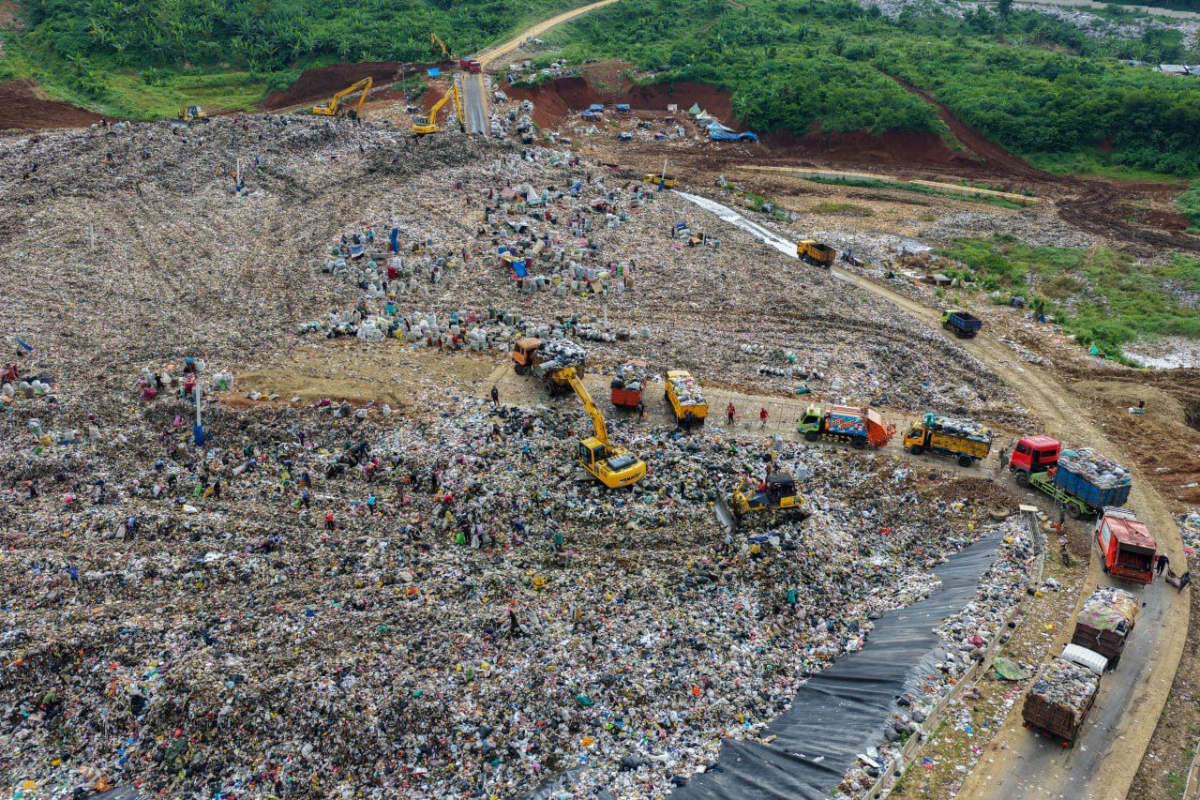 Pemkot Bandung siapkan terobosan baru untuk mengatasi sampah melalui mesin pengolah, edukasi warga dan fasilitas terpadu.