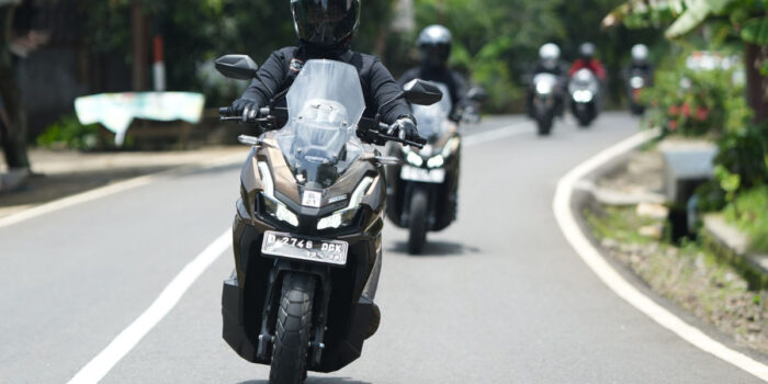 Tips Aman Menyalip Kendaraan di Jalan Raya