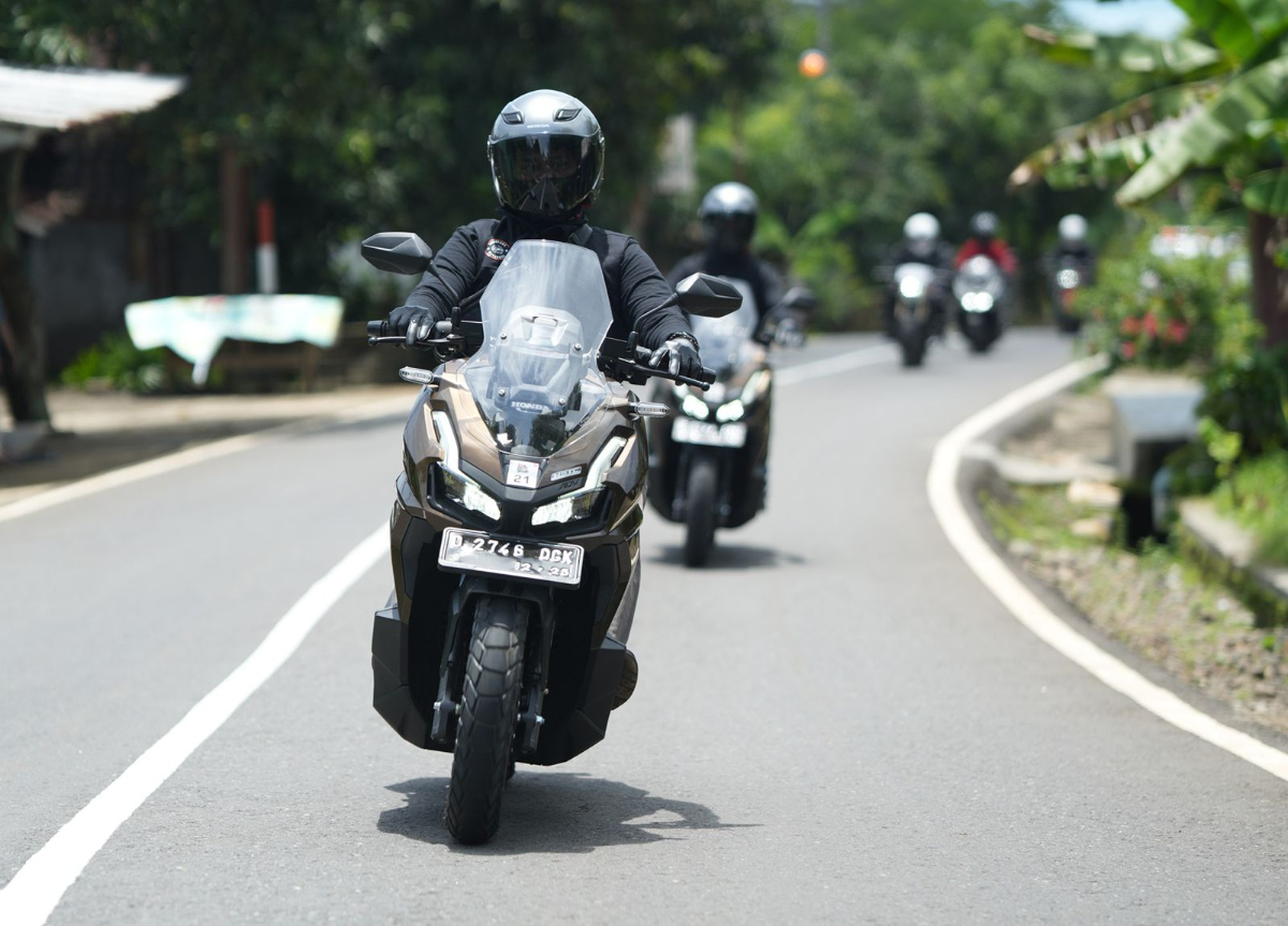 Tips Aman Menyalip Kendaraan di Jalan Raya