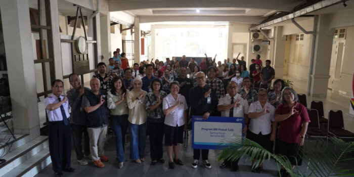 Wujud Kepedulian Sosial, BRI Regional Office Bandung Gandeng PKK BRILian Salurkan Bantuan Paket Sembako ke Gereja Masehi Advent Hari Ketujuh (GMAHK) dan Bala Keselamatan