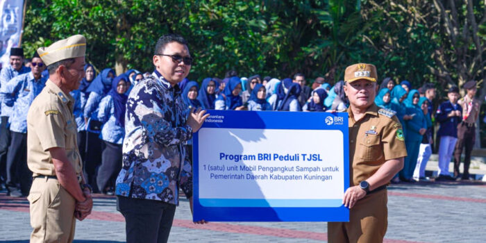 BRI Peduli Serahkan Mobil Pengangkut Sampah untuk Pemkab Kuningan, Realisasi KUR UMKM Tembus Rp377,7 Miliar