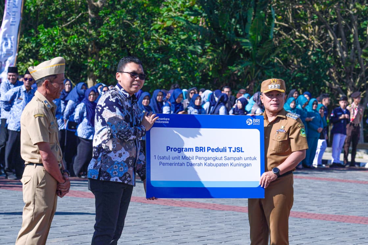 BRI Peduli Serahkan Mobil Pengangkut Sampah untuk Pemkab Kuningan, Realisasi KUR UMKM Tembus Rp377,7 Miliar