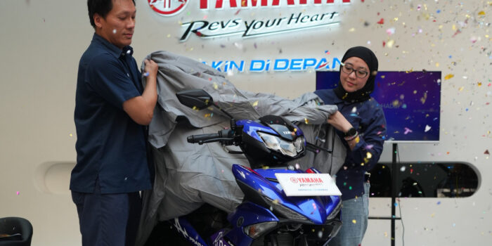 Yamaha MX King 150 menawarkan digital speedometer futuristik, mesin 150cc fuel injection 4 valve, tenaga 11,3 kW dan torsi 13,8 Nm untuk performa maksimal.