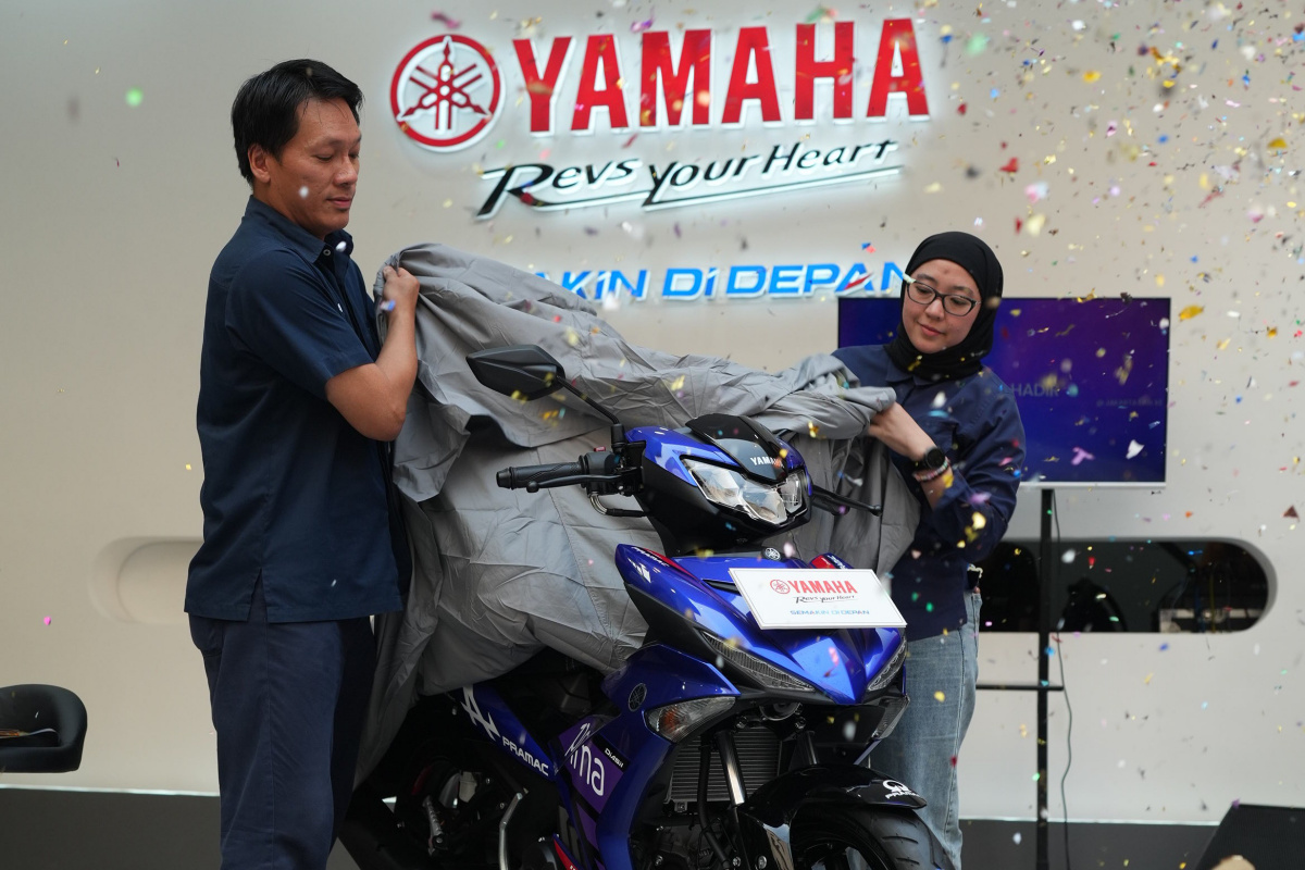 Yamaha MX King 150 menawarkan digital speedometer futuristik, mesin 150cc fuel injection 4 valve, tenaga 11,3 kW dan torsi 13,8 Nm untuk performa maksimal.