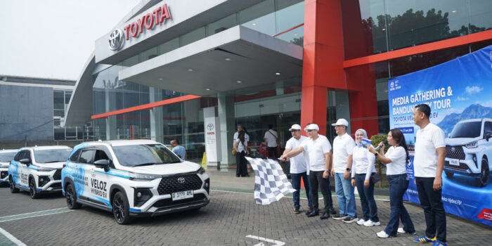 Rolling city Auto2000 Bandung membuktikan Toyota Veloz Hybrid HEV nyaman, bertenaga, hemat bahan bakar, dan cocok untuk mobilitas perkotaan.