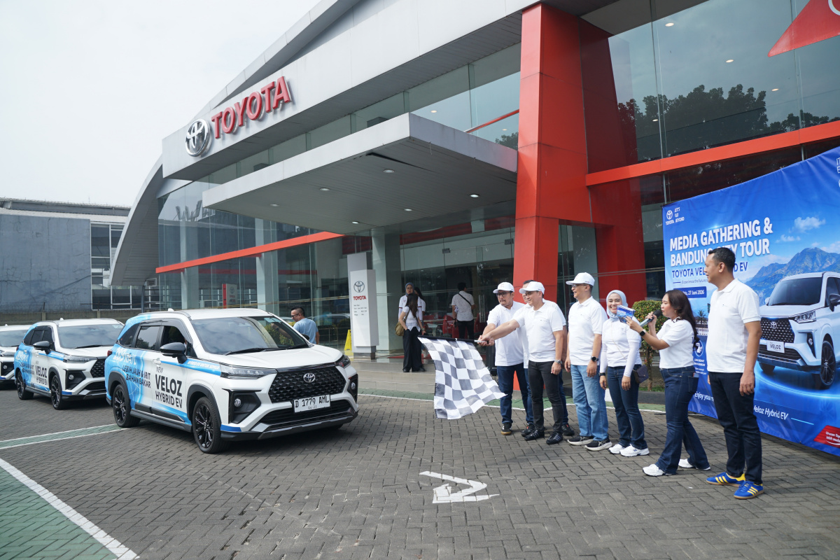 Rolling city Auto2000 Bandung membuktikan Toyota Veloz Hybrid HEV nyaman, bertenaga, hemat bahan bakar, dan cocok untuk mobilitas perkotaan.