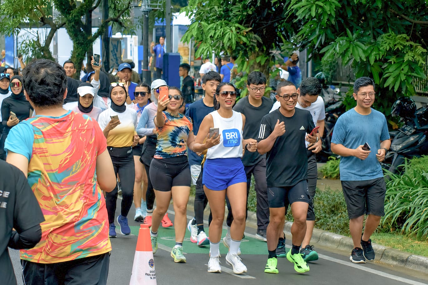 Sapa Warga Bandung di Dago: BRI Manfaatkan Momentum Car Free Day dengan Kemeriahan Aktivasi Olahraga dan Banjir Promo Spesial BRImo