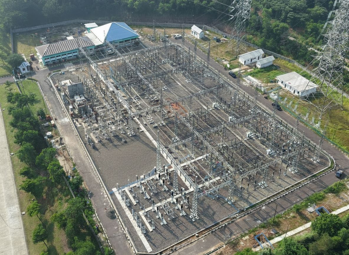 Tampak udara Gardu Induk 150 kilovolt (kV) Margakarya di Karawang International Industrial City (KIIC), Jawa Barat yang melayani suplai listrik ke industri data center di kawasan tersebut. Dengan listrik yang andal, PLN menciptakan multiplier effect untuk kemajuan industri nasional.