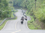 Honda ADV Indonesia Cimahi Chapter kembali menunjukkan semangat kebersamaan melalui kegiatan bertajuk “Extra Ride Part 2” yang diselenggarakan pada akhir pekan lalu. Mengusung tema “Memperkuat Chemistry Antar Anggota, Terutama Member Baru yang Baru Bergabung dengan Honda ADV Indonesia Cimahi Chapter”, kegiatan ini menjadi momentum untuk mempererat hubungan antaranggota dalam semangat satu kebersamaan dan brotherhood. Kegiatan yang mendapat dukungan dari PT Daya Adicipta Motora (DAM) selaku Main Dealer Sepeda Motor dan Suku Cadang Honda di Jawa Barat, dan Ikatan Motor Honda Jawa Barat (IMHJB), diikuti oleh 31 sepeda motor Honda ADV 150 dan Honda ADV 160 dari wilayah Cimahi dan sekitarnya. Dengan latar belakang untuk menyatukan para pengguna Honda ADV di Kota Cimahi dan sekitarnya, kegiatan ini menjadi bukti bahwa komunitas Honda tidak hanya hadir sebagai wadah menyalurkan hobi, tetapi juga membangun nilai-nilai positif di tengah masyarakat. Rangkaian kegiatan diawali dengan registrasi peserta di Meeting Point SPBU Sarajiwa, Soreang. Sebelum memulai perjalanan, seluruh peserta mengikuti pengecekan kendaraan dan kelengkapan berkendara, termasuk riding gear, untuk memastikan seluruh peserta siap mengikuti touring. Briefing Safety Riding turut dilaksanakan guna memberikan pemahaman mengenai rute perjalanan, pembagian tugas Road Captain, Marshal, dan Sweeper, serta pengingat untuk selalu mengutamakan keselamatan selama perjalanan. Setelah foto bersama dan doa, rombongan memulai perjalanan menuju Curug Ceret Naringgul sebagai titik istirahat pertama. Di lokasi ini, peserta menikmati coffee break sambil melakukan dokumentasi dan berbincang santai. Perjalanan kemudian dilanjutkan menuju Karang Potong Resto untuk makan siang, beribadah, serta melakukan pengecekan kembali kondisi peserta dan kendaraan sebelum melanjutkan perjalanan menuju destinasi utama, Karang Potong Ocean View, Kabupaten Cianjur. Perjalanan yang melewati jalur pegunungan dengan panorama alam yang indah memberikan pengalaman tersendiri bagi para peserta. Selama touring berlangsung, seluruh anggota menunjukkan kedisiplinan dalam berkendara dengan menjaga formasi, mematuhi peraturan lalu lintas, serta saling menghormati sesama pengguna jalan. Hal ini menjadi cerminan komitmen komunitas Honda dalam mengampanyekan budaya #Cari_Aman di setiap aktivitas berkendara. Sesampainya di Karang Potong Ocean View, peserta melaksanakan sesi foto, menikmati suasana destinasi wisata, serta menghabiskan waktu bersama melalui sesi ramah tamah dan berbagai aktivitas santai. Momen ini menjadi kesempatan bagi anggota baru untuk lebih mengenal anggota lama, sehingga tercipta chemistry, kekompakan, dan solidaritas yang semakin erat. Kehadiran keluarga yang turut meramaikan acara juga memberikan suasana hangat dan menjadikan kegiatan lebih inklusif. PIC Acara Honda ADV Indonesia Cimahi Chapter, Rizki Adji Kusumo menyampaikan bahwa kegiatan ini memiliki makna penting bagi keberlangsungan komunitas. “Melalui kegiatan Extra Ride Part 2, kami berharap dapat meningkatkan kembali chemistry dan kerja sama antaranggota, baik dalam proses berkendara maupun dalam kebersamaan yang menjadi nilai utama di Honda ADV Indonesia Cimahi Chapter,” ujarnya. Seluruh rangkaian kegiatan berlangsung dengan aman, tertib, dan lancar hingga rombongan kembali menuju Bandung. Semangat brotherhood, kepedulian, dan saling membantu begitu terasa sepanjang perjalanan, membuktikan bahwa Honda ADV Indonesia Cimahi Chapter tidak hanya menjadi tempat berkumpulnya para pecinta Honda ADV, tetapi juga menjadi sarana untuk membangun persaudaraan dan menghadirkan citra positif komunitas di tengah masyarakat. Melalui dukungan yang konsisten terhadap berbagai aktivitas komunitas, PT Daya Adicipta Motora terus berkomitmen untuk mendukung pengembangan komunitas Honda di Jawa Barat. Berbagai kegiatan yang diselenggarakan diharapkan dapat menjadi wadah bagi para anggota untuk mempererat hubungan, meningkatkan kesadaran akan pentingnya keselamatan berkendara, serta menebarkan semangat positif kepada masyarakat luas. Honda ADV Indonesia Cimahi Chapter kembali menunjukkan semangat kebersamaan melalui kegiatan bertajuk “Extra Ride Part 2” yang diselenggarakan pada akhir pekan lalu. Mengusung tema “Memperkuat Chemistry Antar Anggota, Terutama Member Baru yang Baru Bergabung dengan Honda ADV Indonesia Cimahi Chapter”, kegiatan ini menjadi momentum untuk mempererat hubungan antaranggota dalam semangat satu kebersamaan dan brotherhood. Kegiatan yang mendapat dukungan dari PT Daya Adicipta Motora (DAM) selaku Main Dealer Sepeda Motor dan Suku Cadang Honda di Jawa Barat, dan Ikatan Motor Honda Jawa Barat (IMHJB), diikuti oleh 31 sepeda motor Honda ADV 150 dan Honda ADV 160 dari wilayah Cimahi dan sekitarnya. Dengan latar belakang untuk menyatukan para pengguna Honda ADV di Kota Cimahi dan sekitarnya, kegiatan ini menjadi bukti bahwa komunitas Honda tidak hanya hadir sebagai wadah menyalurkan hobi, tetapi juga membangun nilai-nilai positif di tengah masyarakat. Rangkaian kegiatan diawali dengan registrasi peserta di Meeting Point SPBU Sarajiwa, Soreang. Sebelum memulai perjalanan, seluruh peserta mengikuti pengecekan kendaraan dan kelengkapan berkendara, termasuk riding gear, untuk memastikan seluruh peserta siap mengikuti touring. Briefing Safety Riding turut dilaksanakan guna memberikan pemahaman mengenai rute perjalanan, pembagian tugas Road Captain, Marshal, dan Sweeper, serta pengingat untuk selalu mengutamakan keselamatan selama perjalanan. Setelah foto bersama dan doa, rombongan memulai perjalanan menuju Curug Ceret Naringgul sebagai titik istirahat pertama. Di lokasi ini, peserta menikmati coffee break sambil melakukan dokumentasi dan berbincang santai. Perjalanan kemudian dilanjutkan menuju Karang Potong Resto untuk makan siang, beribadah, serta melakukan pengecekan kembali kondisi peserta dan kendaraan sebelum melanjutkan perjalanan menuju destinasi utama, Karang Potong Ocean View, Kabupaten Cianjur. Perjalanan yang melewati jalur pegunungan dengan panorama alam yang indah memberikan pengalaman tersendiri bagi para peserta. Selama touring berlangsung, seluruh anggota menunjukkan kedisiplinan dalam berkendara dengan menjaga formasi, mematuhi peraturan lalu lintas, serta saling menghormati sesama pengguna jalan. Hal ini menjadi cerminan komitmen komunitas Honda dalam mengampanyekan budaya #Cari_Aman di setiap aktivitas berkendara. Sesampainya di Karang Potong Ocean View, peserta melaksanakan sesi foto, menikmati suasana destinasi wisata, serta menghabiskan waktu bersama melalui sesi ramah tamah dan berbagai aktivitas santai. Momen ini menjadi kesempatan bagi anggota baru untuk lebih mengenal anggota lama, sehingga tercipta chemistry, kekompakan, dan solidaritas yang semakin erat. Kehadiran keluarga yang turut meramaikan acara juga memberikan suasana hangat dan menjadikan kegiatan lebih inklusif. PIC Acara Honda ADV Indonesia Cimahi Chapter, Rizki Adji Kusumo menyampaikan bahwa kegiatan ini memiliki makna penting bagi keberlangsungan komunitas. “Melalui kegiatan Extra Ride Part 2, kami berharap dapat meningkatkan kembali chemistry dan kerja sama antaranggota, baik dalam proses berkendara maupun dalam kebersamaan yang menjadi nilai utama di Honda ADV Indonesia Cimahi Chapter,” ujarnya. Seluruh rangkaian kegiatan berlangsung dengan aman, tertib, dan lancar hingga rombongan kembali menuju Bandung. Semangat brotherhood, kepedulian, dan saling membantu begitu terasa sepanjang perjalanan, membuktikan bahwa Honda ADV Indonesia Cimahi Chapter tidak hanya menjadi tempat berkumpulnya para pecinta Honda ADV, tetapi juga menjadi sarana untuk membangun persaudaraan dan menghadirkan citra positif komunitas di tengah masyarakat. Melalui dukungan yang konsisten terhadap berbagai aktivitas komunitas, PT Daya Adicipta Motora terus berkomitmen untuk mendukung pengembangan komunitas Honda di Jawa Barat. Berbagai kegiatan yang diselenggarakan diharapkan dapat menjadi wadah bagi para anggota untuk mempererat hubungan, meningkatkan kesadaran akan pentingnya keselamatan berkendara, serta menebarkan semangat positif kepada masyarakat luas.