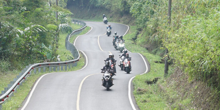 Honda ADV Indonesia Cimahi Chapter kembali menunjukkan semangat kebersamaan melalui kegiatan bertajuk “Extra Ride Part 2” yang diselenggarakan pada akhir pekan lalu. Mengusung tema “Memperkuat Chemistry Antar Anggota, Terutama Member Baru yang Baru Bergabung dengan Honda ADV Indonesia Cimahi Chapter”, kegiatan ini menjadi momentum untuk mempererat hubungan antaranggota dalam semangat satu kebersamaan dan brotherhood. Kegiatan yang mendapat dukungan dari PT Daya Adicipta Motora (DAM) selaku Main Dealer Sepeda Motor dan Suku Cadang Honda di Jawa Barat, dan Ikatan Motor Honda Jawa Barat (IMHJB), diikuti oleh 31 sepeda motor Honda ADV 150 dan Honda ADV 160 dari wilayah Cimahi dan sekitarnya. Dengan latar belakang untuk menyatukan para pengguna Honda ADV di Kota Cimahi dan sekitarnya, kegiatan ini menjadi bukti bahwa komunitas Honda tidak hanya hadir sebagai wadah menyalurkan hobi, tetapi juga membangun nilai-nilai positif di tengah masyarakat. Rangkaian kegiatan diawali dengan registrasi peserta di Meeting Point SPBU Sarajiwa, Soreang. Sebelum memulai perjalanan, seluruh peserta mengikuti pengecekan kendaraan dan kelengkapan berkendara, termasuk riding gear, untuk memastikan seluruh peserta siap mengikuti touring. Briefing Safety Riding turut dilaksanakan guna memberikan pemahaman mengenai rute perjalanan, pembagian tugas Road Captain, Marshal, dan Sweeper, serta pengingat untuk selalu mengutamakan keselamatan selama perjalanan. Setelah foto bersama dan doa, rombongan memulai perjalanan menuju Curug Ceret Naringgul sebagai titik istirahat pertama. Di lokasi ini, peserta menikmati coffee break sambil melakukan dokumentasi dan berbincang santai. Perjalanan kemudian dilanjutkan menuju Karang Potong Resto untuk makan siang, beribadah, serta melakukan pengecekan kembali kondisi peserta dan kendaraan sebelum melanjutkan perjalanan menuju destinasi utama, Karang Potong Ocean View, Kabupaten Cianjur. Perjalanan yang melewati jalur pegunungan dengan panorama alam yang indah memberikan pengalaman tersendiri bagi para peserta. Selama touring berlangsung, seluruh anggota menunjukkan kedisiplinan dalam berkendara dengan menjaga formasi, mematuhi peraturan lalu lintas, serta saling menghormati sesama pengguna jalan. Hal ini menjadi cerminan komitmen komunitas Honda dalam mengampanyekan budaya #Cari_Aman di setiap aktivitas berkendara. Sesampainya di Karang Potong Ocean View, peserta melaksanakan sesi foto, menikmati suasana destinasi wisata, serta menghabiskan waktu bersama melalui sesi ramah tamah dan berbagai aktivitas santai. Momen ini menjadi kesempatan bagi anggota baru untuk lebih mengenal anggota lama, sehingga tercipta chemistry, kekompakan, dan solidaritas yang semakin erat. Kehadiran keluarga yang turut meramaikan acara juga memberikan suasana hangat dan menjadikan kegiatan lebih inklusif. PIC Acara Honda ADV Indonesia Cimahi Chapter, Rizki Adji Kusumo menyampaikan bahwa kegiatan ini memiliki makna penting bagi keberlangsungan komunitas. “Melalui kegiatan Extra Ride Part 2, kami berharap dapat meningkatkan kembali chemistry dan kerja sama antaranggota, baik dalam proses berkendara maupun dalam kebersamaan yang menjadi nilai utama di Honda ADV Indonesia Cimahi Chapter,” ujarnya. Seluruh rangkaian kegiatan berlangsung dengan aman, tertib, dan lancar hingga rombongan kembali menuju Bandung. Semangat brotherhood, kepedulian, dan saling membantu begitu terasa sepanjang perjalanan, membuktikan bahwa Honda ADV Indonesia Cimahi Chapter tidak hanya menjadi tempat berkumpulnya para pecinta Honda ADV, tetapi juga menjadi sarana untuk membangun persaudaraan dan menghadirkan citra positif komunitas di tengah masyarakat. Melalui dukungan yang konsisten terhadap berbagai aktivitas komunitas, PT Daya Adicipta Motora terus berkomitmen untuk mendukung pengembangan komunitas Honda di Jawa Barat. Berbagai kegiatan yang diselenggarakan diharapkan dapat menjadi wadah bagi para anggota untuk mempererat hubungan, meningkatkan kesadaran akan pentingnya keselamatan berkendara, serta menebarkan semangat positif kepada masyarakat luas.