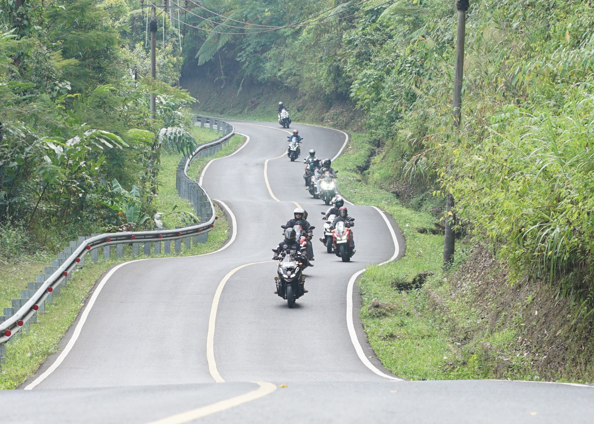 Honda ADV Indonesia Cimahi Chapter kembali menunjukkan semangat kebersamaan melalui kegiatan bertajuk “Extra Ride Part 2” yang diselenggarakan pada akhir pekan lalu. Mengusung tema “Memperkuat Chemistry Antar Anggota, Terutama Member Baru yang Baru Bergabung dengan Honda ADV Indonesia Cimahi Chapter”, kegiatan ini menjadi momentum untuk mempererat hubungan antaranggota dalam semangat satu kebersamaan dan brotherhood. Kegiatan yang mendapat dukungan dari PT Daya Adicipta Motora (DAM) selaku Main Dealer Sepeda Motor dan Suku Cadang Honda di Jawa Barat, dan Ikatan Motor Honda Jawa Barat (IMHJB), diikuti oleh 31 sepeda motor Honda ADV 150 dan Honda ADV 160 dari wilayah Cimahi dan sekitarnya. Dengan latar belakang untuk menyatukan para pengguna Honda ADV di Kota Cimahi dan sekitarnya, kegiatan ini menjadi bukti bahwa komunitas Honda tidak hanya hadir sebagai wadah menyalurkan hobi, tetapi juga membangun nilai-nilai positif di tengah masyarakat. Rangkaian kegiatan diawali dengan registrasi peserta di Meeting Point SPBU Sarajiwa, Soreang. Sebelum memulai perjalanan, seluruh peserta mengikuti pengecekan kendaraan dan kelengkapan berkendara, termasuk riding gear, untuk memastikan seluruh peserta siap mengikuti touring. Briefing Safety Riding turut dilaksanakan guna memberikan pemahaman mengenai rute perjalanan, pembagian tugas Road Captain, Marshal, dan Sweeper, serta pengingat untuk selalu mengutamakan keselamatan selama perjalanan. Setelah foto bersama dan doa, rombongan memulai perjalanan menuju Curug Ceret Naringgul sebagai titik istirahat pertama. Di lokasi ini, peserta menikmati coffee break sambil melakukan dokumentasi dan berbincang santai. Perjalanan kemudian dilanjutkan menuju Karang Potong Resto untuk makan siang, beribadah, serta melakukan pengecekan kembali kondisi peserta dan kendaraan sebelum melanjutkan perjalanan menuju destinasi utama, Karang Potong Ocean View, Kabupaten Cianjur. Perjalanan yang melewati jalur pegunungan dengan panorama alam yang indah memberikan pengalaman tersendiri bagi para peserta. Selama touring berlangsung, seluruh anggota menunjukkan kedisiplinan dalam berkendara dengan menjaga formasi, mematuhi peraturan lalu lintas, serta saling menghormati sesama pengguna jalan. Hal ini menjadi cerminan komitmen komunitas Honda dalam mengampanyekan budaya #Cari_Aman di setiap aktivitas berkendara. Sesampainya di Karang Potong Ocean View, peserta melaksanakan sesi foto, menikmati suasana destinasi wisata, serta menghabiskan waktu bersama melalui sesi ramah tamah dan berbagai aktivitas santai. Momen ini menjadi kesempatan bagi anggota baru untuk lebih mengenal anggota lama, sehingga tercipta chemistry, kekompakan, dan solidaritas yang semakin erat. Kehadiran keluarga yang turut meramaikan acara juga memberikan suasana hangat dan menjadikan kegiatan lebih inklusif. PIC Acara Honda ADV Indonesia Cimahi Chapter, Rizki Adji Kusumo menyampaikan bahwa kegiatan ini memiliki makna penting bagi keberlangsungan komunitas. “Melalui kegiatan Extra Ride Part 2, kami berharap dapat meningkatkan kembali chemistry dan kerja sama antaranggota, baik dalam proses berkendara maupun dalam kebersamaan yang menjadi nilai utama di Honda ADV Indonesia Cimahi Chapter,” ujarnya. Seluruh rangkaian kegiatan berlangsung dengan aman, tertib, dan lancar hingga rombongan kembali menuju Bandung. Semangat brotherhood, kepedulian, dan saling membantu begitu terasa sepanjang perjalanan, membuktikan bahwa Honda ADV Indonesia Cimahi Chapter tidak hanya menjadi tempat berkumpulnya para pecinta Honda ADV, tetapi juga menjadi sarana untuk membangun persaudaraan dan menghadirkan citra positif komunitas di tengah masyarakat. Melalui dukungan yang konsisten terhadap berbagai aktivitas komunitas, PT Daya Adicipta Motora terus berkomitmen untuk mendukung pengembangan komunitas Honda di Jawa Barat. Berbagai kegiatan yang diselenggarakan diharapkan dapat menjadi wadah bagi para anggota untuk mempererat hubungan, meningkatkan kesadaran akan pentingnya keselamatan berkendara, serta menebarkan semangat positif kepada masyarakat luas.