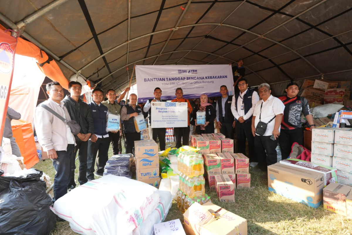Peduli Bencana Kampung Adat Ciptamulya, BRI Region 9 Bandung Salurkan Bantuan Logistik dan Survival Kit Bersama YBM BRILian
