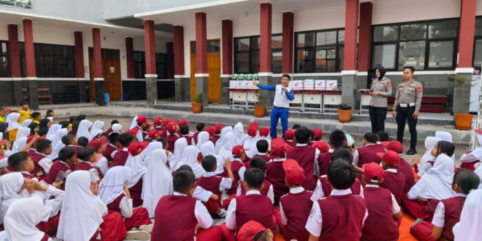 Peringati Hari Anak Nasional, Safety Riding Center DAM Bersama Polres Cimahi Edukasi Keselamatan Berkendara dan Bagikan Helm untuk Siswa SD