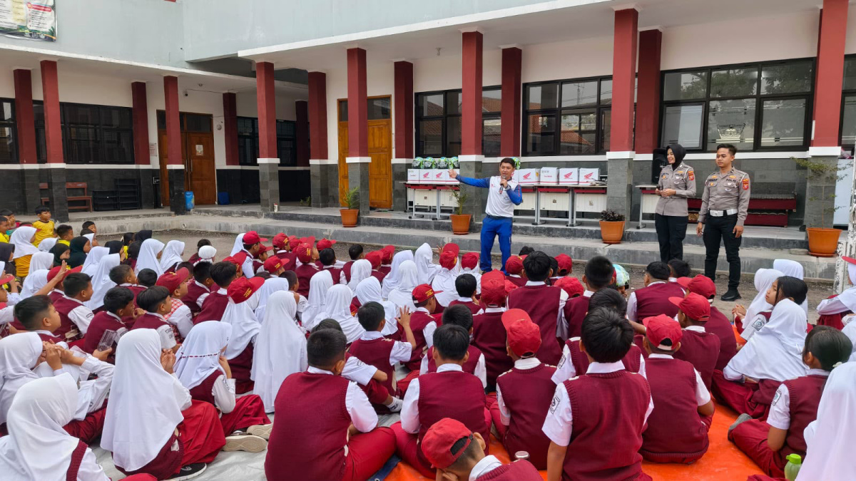 Peringati Hari Anak Nasional, Safety Riding Center DAM Bersama Polres Cimahi Edukasi Keselamatan Berkendara dan Bagikan Helm untuk Siswa SD