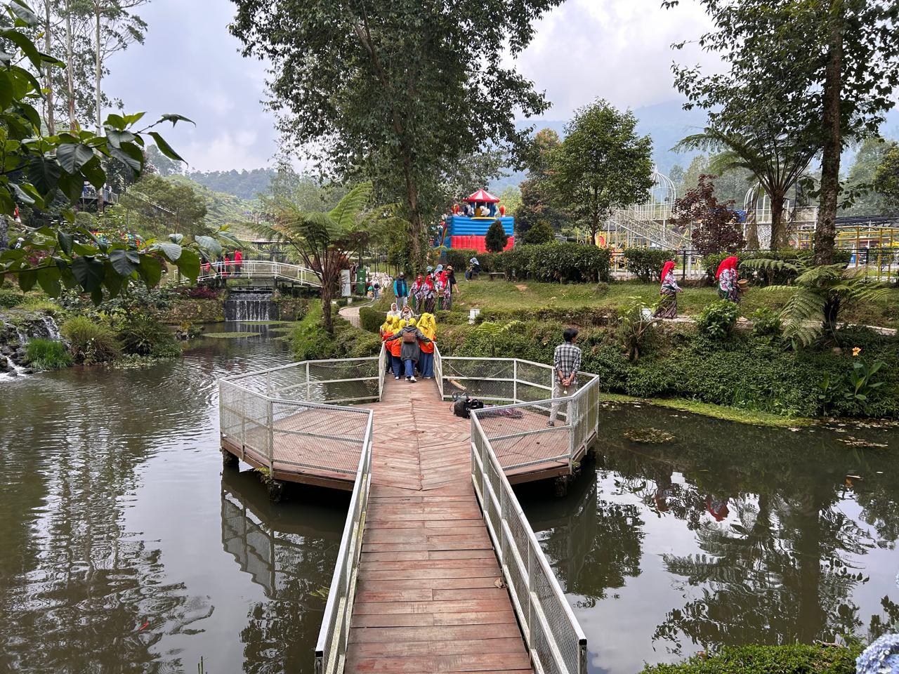 Tempat wisata Bandung Ecopark Curug Tilu Ciwidey