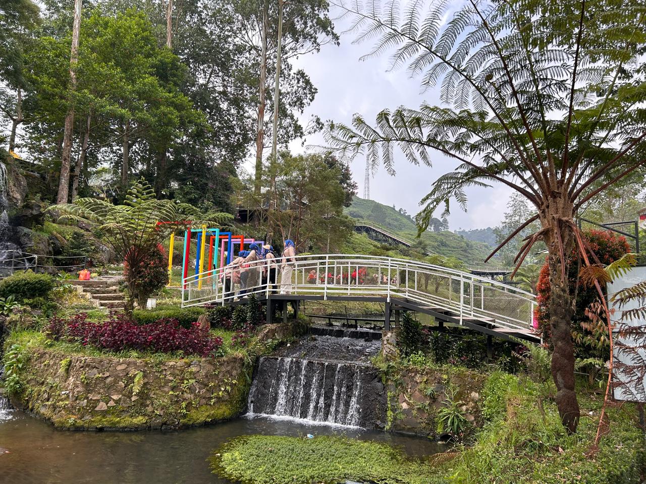 Tempat wisata Bandung Ecopark Curug Tilu Ciwidey